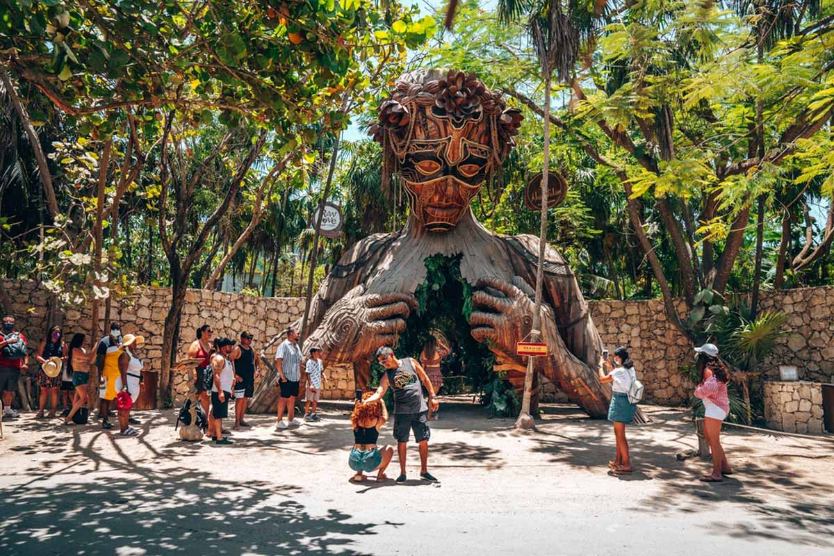 Tulum, Mexico Ven a La luz sculpture